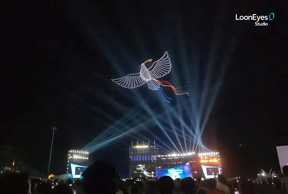 1,000 Drones Recreate the Peace Bell and a Flock of Doves in Flight