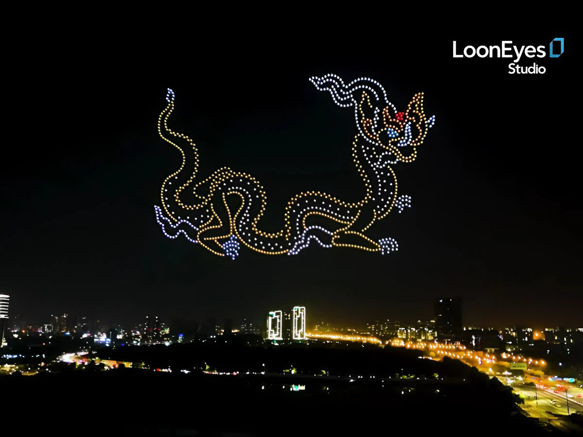 1,025 drones form a flying dragon in the sky