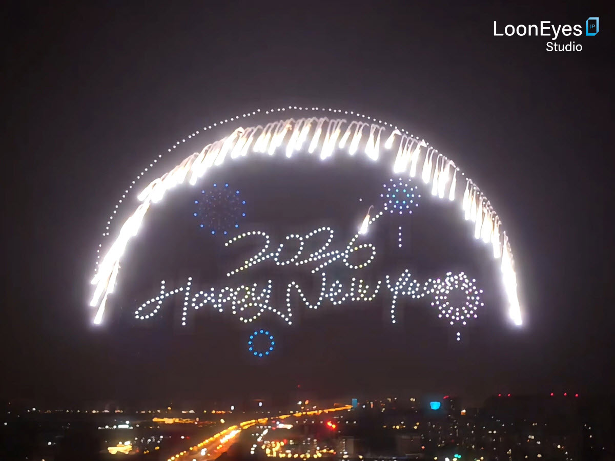 中国向けドローン・ライトショーの演出シナリオにおいては、新年の文化的背景を踏まえ、「馬」のモチーフを採用しました。干支の体系に基づくと、2026年は丙午年にあたり、「午」は馬を象徴し、始動、躍動、そして前進を意味する存在とされています。この馬のイメージを飛行フォーメーションに取り入れることで、演出内容を現地の文化的文脈および新年を迎えるテーマに即したものとしています。